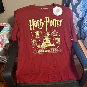 Unisex Harry Potter’s Hogwarts T-shirt Size L Burgundy Background